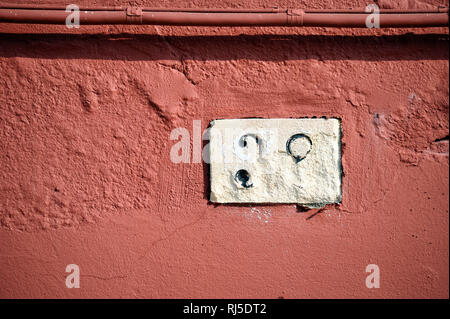 Schild mit der Hausnummer 38 in Burano Stock Photo