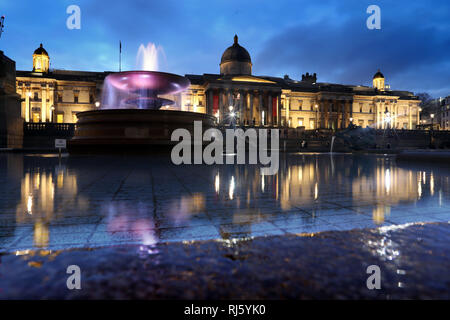 rainy day at Trafalgar Square with National Gallery in the background     picture by Gavin Rodgers/ Pixel8000 Stock Photo