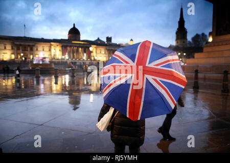 rainy day at Trafalgar Square with National Gallery in the background     picture by Gavin Rodgers/ Pixel8000 Stock Photo