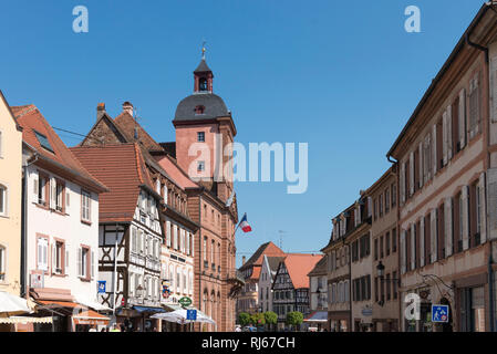 Frankreich, Elsass, Wissembourg, Blick von der Lauter Richtung Rathaus Stock Photo