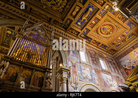 Europa, Italien, Latium, Rom, Das nördliche Querschiff von San Giovanni in Laterano in Rom, links der Hochaltar mit Reliquienschrein, Stock Photo