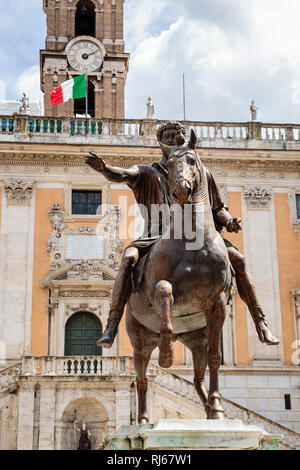 Europa, Italien, Latium, Rom, Die Reiterstatue Mark Aurels auf dem Kapitolsplatz, dahinter der Senatorenpalast Stock Photo