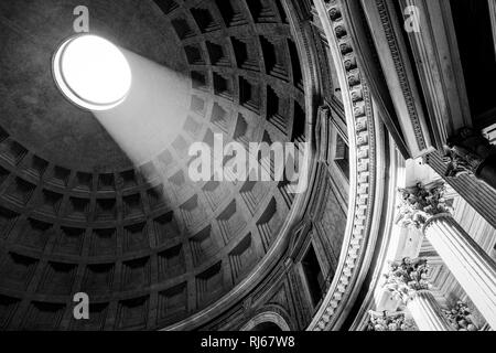 Europa, Italien, Latium, Rom, Durch die Öffnung in der Kuppel des Pantheon scheint die Sonne auf einen der Schreine an der Wand Stock Photo