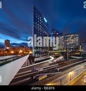 Paris, Stadtteil La Défense, Hochhäuser, abends Stock Photo