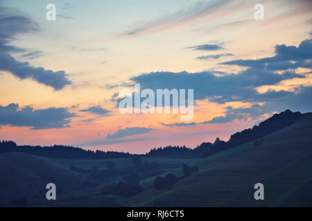 Wiese mit Bergwald und Wolken am Morgen im Schwarzwald Stock Photo