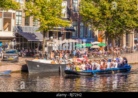 Niederlande, Amsterdam, Altstadt, Keizersgracht, Cafe Restaurant Walem, Motorboot mit jungen Menschen, Ausflugsboot Stock Photo