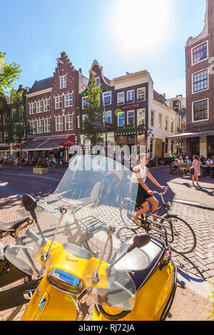 Niederlande, Amsterdam, Spui, Platz in der Innenstadt, Restaurants, Kneipen, Roller, Straßenszene Stock Photo