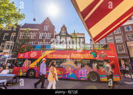 Niederlande, Amsterdam, Spui, Platz in der Innenstadt, Restaurants, Bus, Stadtrundfahrt Stock Photo