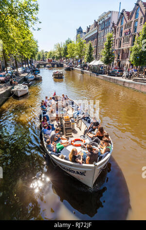 Niederlande, Amsterdam, Gracht, Ausflugsboot, junge Menschen Stock Photo