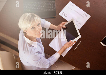 Frau, blond, kurzhaarig, Tablet, Laptop, von oben Stock Photo