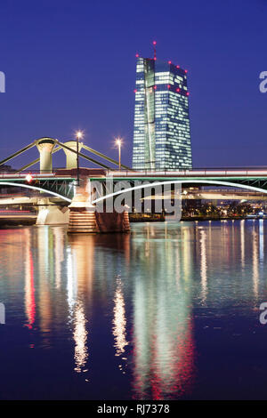 Blick über den Main zur Ignatz Bubis Brücke und zur Europäischen Zentralbank, Frankfurt, Hessen, Deutschland Stock Photo