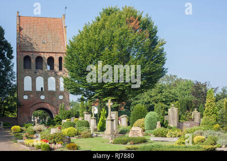 Deutschland, Niedersachsen, Bad Zwischenahn, Glockenturm der Sankt-Johannes-Kirche Stock Photo