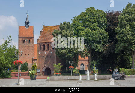 Deutschland, Niedersachsen, Bad Zwischenahn, Glockenturm mit Sankt-Johannes-Kirche, Stock Photo