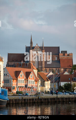 Blick vom Alten Hafen zur Kirche St. Georgen in Wismar, Deutschland Stock Photo
