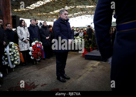 Sarajevo, Bosnia and Herzegovina (BiH). 5th Feb, 2019. Zeljko Komsic (C), member of the Presidency of Bosnia and Herzegovina, pays tribute to victims of the 1994 massacre in Sarajevo marketplace in Sarajevo, Bosnia and Herzegovina (BiH), on Feb. 5, 2019. A mortar shell exploded in the marketplace in Sarajevo on Feb. 5, 1994, killing 68 people and wounding more than 140. Credit: Nedim Grabovica/Xinhua/Alamy Live News Stock Photo