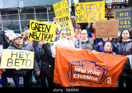 New York, United States. 05th Feb, 2019. Demonstrators seen holding placards and a banner during the protest. Multiple of groups including 350.org and the Sunrise Movement sponsored a rally to urge former U.S. Representative Beto O'Rourke (D-TX) to support the Green New Deal and was held in front of the Playstation Theater where Beto O'Rourke was to be interviewed by Oprah Winfrey, in New York City, NY. Credit: SOPA Images Limited/Alamy Live News Stock Photo