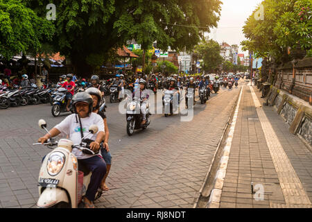 Denpasar, die Jalan Gajah Mada Straße, Verkehr, Motorroller Stock Photo