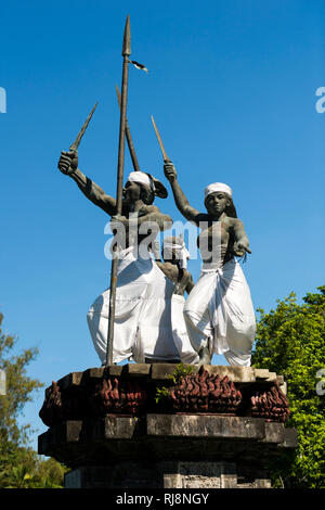 Denpasar, Kreisverkehr mit Statue des Gottes Bataru Guru Stock Photo