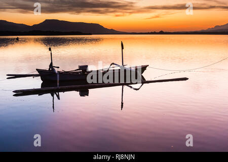 Bali Barat Nationalpark, Fischerboot bei Sonnenaufgang Stock Photo