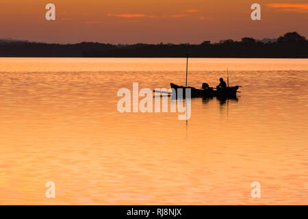 Bali Barat Nationalpark, Fischerboot bei Sonnenaufgang Stock Photo