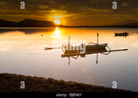 Bali Barat Nationalpark, Fischerboot bei Sonnenaufgang Stock Photo