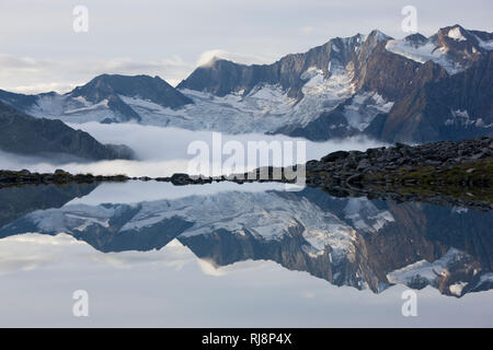 Spiegelung im Friesenbergsee mit Hochfeiler, Zillertaler Alpen, Tirol, Österreich Stock Photo