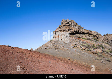 rötliches Vulkangestein am Wanderweg auf der Caldera de Taburiente, Nationalpark, La Palma, Kanarische Inseln, Spanien Stock Photo