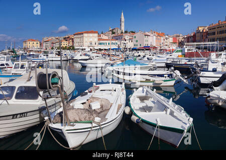 Hafen und Altstadt mit dem Turm der Pfarrkirche Svete Eufemia, Rovinj, Istrien, Kroatien Stock Photo