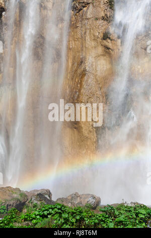 Regenbogen an einem Wasserfall, Veliki Slap, Nationalpark Plitvicer Seen, UNESCO Weltnaturerbe, Kroatien Stock Photo