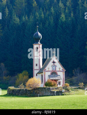 Chiesetta di San Giovanni, Chapel of St Johann, in Ranui, Val di Funes, Dolomites, South Tyrol, Italy Stock Photo