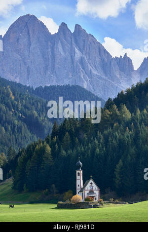 Chiesetta di San Giovanni, Chapel of St Johann, in Ranui, Val di Funes, Dolomites, South Tyrol, Italy.  With the north face of the Odle Group behind Stock Photo