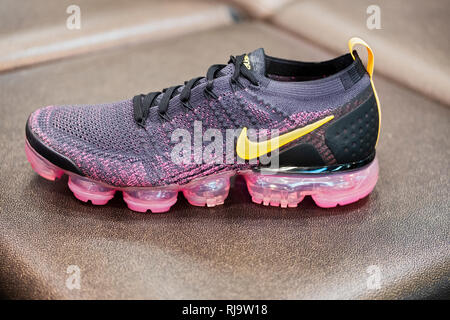 Arthur Conan Doyle produceren nationalisme A Nike Vapormax shoe that sells for $190 a pair. At Footlocker in the  Queens Center Mall in Elmhurst, Queens, New York Stock Photo - Alamy