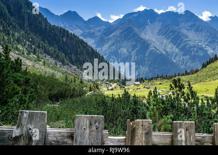 Österreich, Tirol, Stubaier Alpen, Neustift, Blick auf das Falbesoner Tal und die Ochsenalm im Sommer Stock Photo