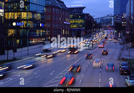 Europa, Deutschland, Hamburg, City, Ludwig-Erhard-Str., Verkehr am Abend Stock Photo