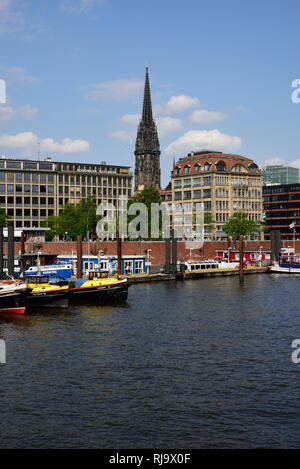 Europa, Deutschland, Hamburg, Elbe, Binnenhafen, Altstadt, Blick zu St. Nikolai, Barkassen, Stock Photo