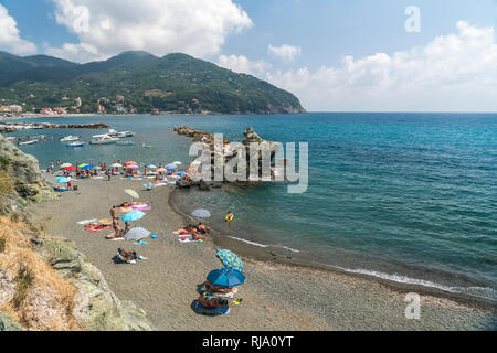 Touristen am Strand von Levanto, Riviera di Levante, Ligurien, Italien  |  Tourists at the beach of Levanto, Riviera di Levante, Liguria, Italy, Europ Stock Photo