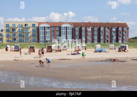 Apartmenthäuser, Sandstrand mit Strandkörben, Watt in Cuxhaven-Sahlenburg, Nordseeheilbad Cuxhaven, Niedersachsen, Deutschland, Europa Stock Photo