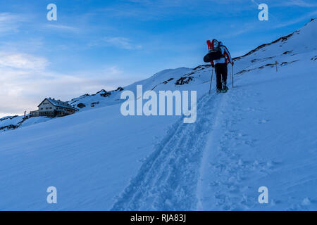 Österreich, Tirol, Tuxer Alpen, Schneeschuhwanderer im Aufstieg zur Rastkogelhütte Stock Photo