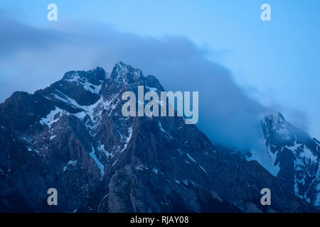 Blick von Granatsch auf den Kamm der Eisenspitze bei Dämmerung, Lechtaler Alpen, Tirol, Österreich. Stock Photo