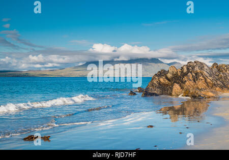 Renvyle Beach, Renvyle Peninsula, Connemara, County Galway, Ireland, looking towards Mweelrea Mountain in County Mayo Stock Photo