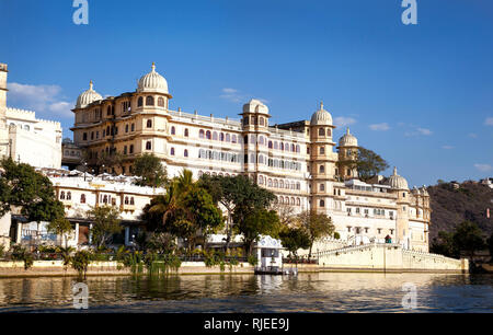 Palace on Lake Pichola at blue sky in Udaipur, Rajasthan, India Stock Photo