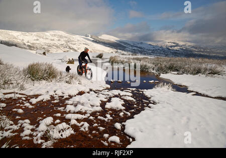 Mountain biker on a fatbike in the Peak District National Park. Climbing Mam Tor hill in the Hope valley. Stock Photo