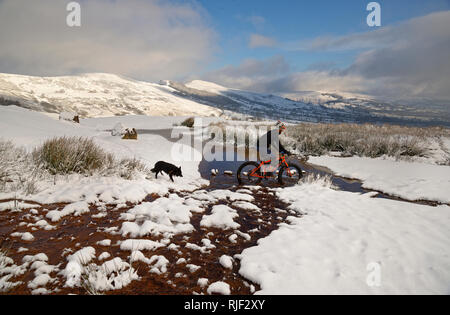 Mountain biker on a fatbike in the Peak District National Park. Climbing Mam Tor hill in the Hope valley. Stock Photo