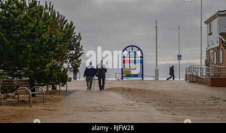 Poole, Dorset, UK. 6th February, 2019. Brighter day today in Poole, with some blue skies and very warm for this time of the year. People wandering along enjoying the nice weather. Credit: Suzanne McGowan/Alamy Live News Stock Photo