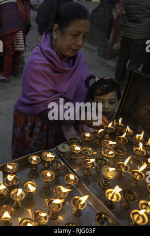 Kathmandu, Nepal, Nepal. 17th Aug, 2018. A lady and young girl are seen lighting candles in Kathmandu, Nepal.Kathmandu is the capital city of Nepal. Its is a colourful city with many markets and temples. It lies at the base of the Himalayas and many climbers begin their journeys from it. Credit: Enzo Tomasiello/SOPA Images/ZUMA Wire/Alamy Live News Stock Photo