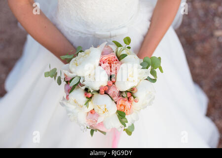 wedding bouquet, white peony and david austin Stock Photo - Alamy