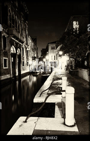 Nachtaufnahme in den Seitenkanälen der Lagunenstadt, Venedig, Venetien, Italien, Südeuropa Stock Photo