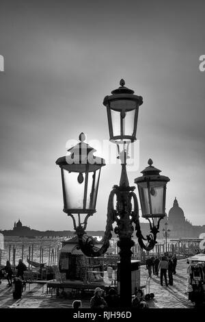 Laternen an der Uferpromenade Riva degli Schiavoni, Blick auf die Isola di San Giorgio Maggiore, Venedig, Italien Stock Photo