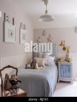 Tongue-and-groove panelling with walls in Farrow & Ball’s Skimming Stone. Stock Photo