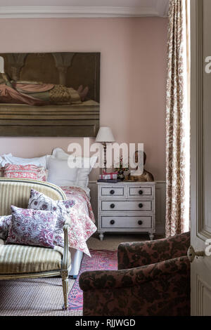 Vintage French ‘indienne’  quilt and curtain fabric from The Silk Gallery with walls painted 'Setting Plaster' by Farrow & Ball Stock Photo
